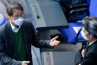 SPD-Gesundheitsexperte Karl Lauterbach diskutiert im Bundestag mit dem Fraktionsvorsitzenden Rolf Mützenich.