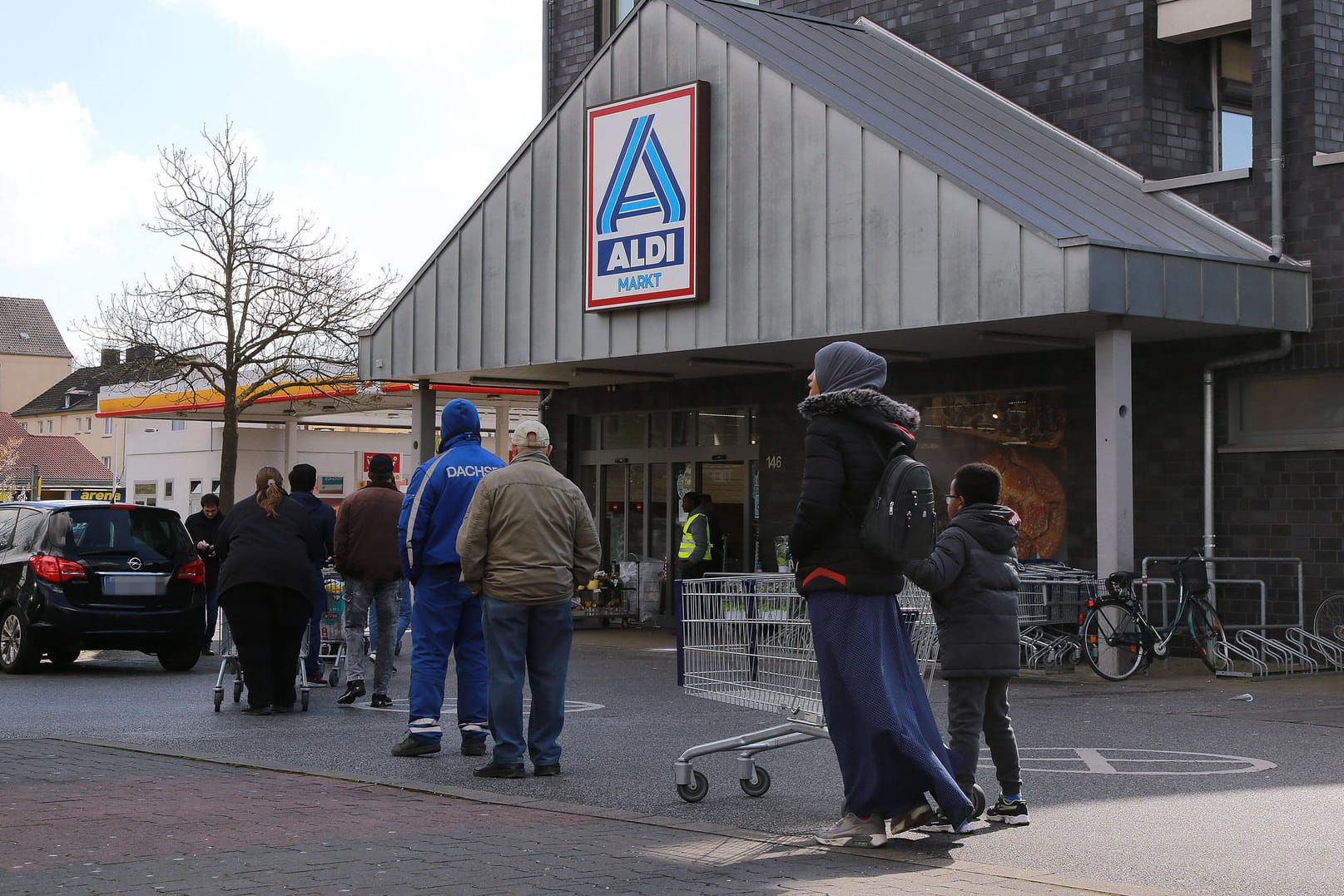 Anstehen vor Aldi: Die neuen Pläne der Regierung könnten für Chaos an den Ostertagen sorgen.