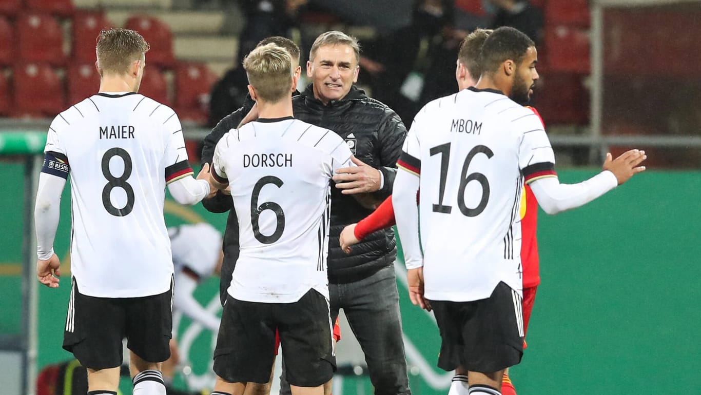 Die deutsche U21 startet in die Vorrunde der EM: Auch Trainer Stefan Kuntz (Mitte) und Bielefelds Arne Maier (l.) sind mit dabei.
