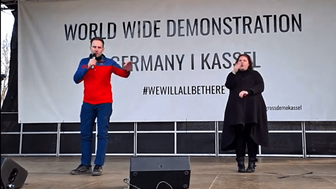 Rede vor "Querdenkern": Martin Heipertz bei seinem Auftritt in Kassel.