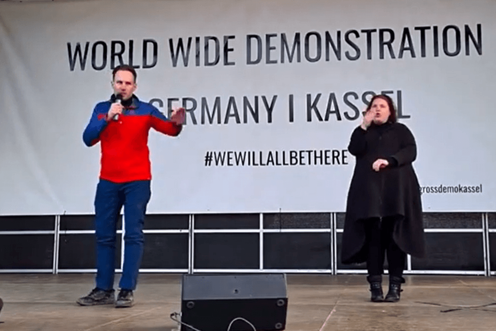 Rede vor "Querdenkern": Martin Heipertz bei seinem Auftritt in Kassel.