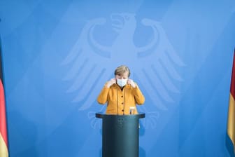 Bundeskanzlerin Angela Merkel hat eine geplante strikte Osterruhe unter massiver Kritik aufgehoben.