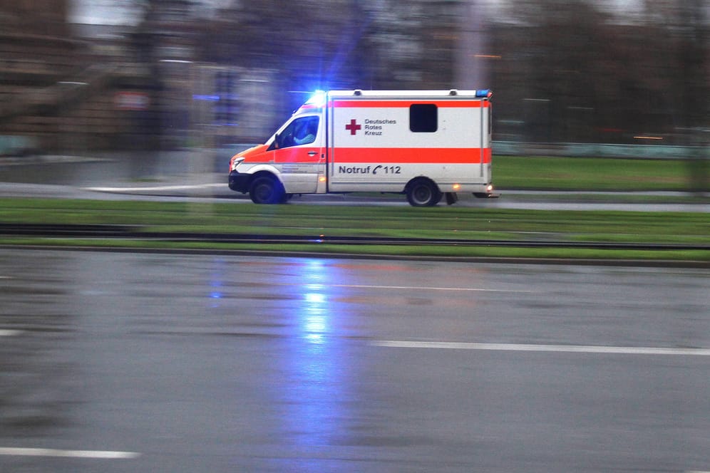 Ein Rettungswagen während der Fahrt (Symbolbild): In Wuppertal ist eine Frau mit ihrem Pkw in eine Hauswand gefahren.