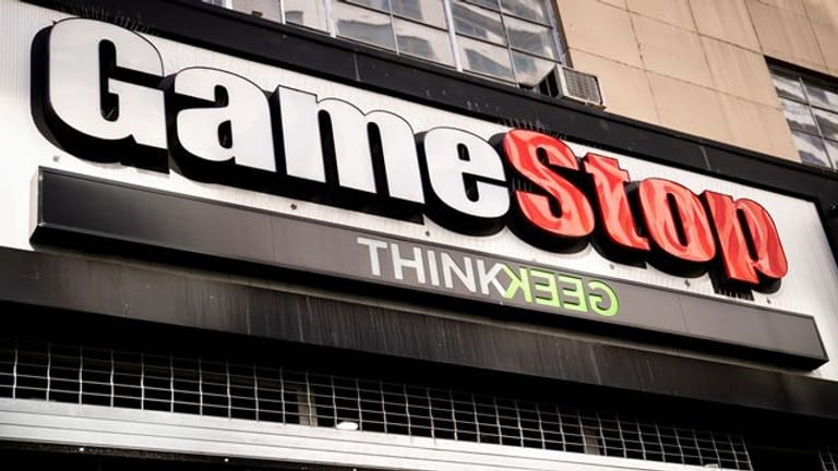 Das Gamestop-Logo an der Fassade einer Filiale am Union Square in New York.
