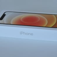 Ein iPhone: Anhand der Modellnummer lässt sich ganz einfach herausfinden, ob Ihr neues Apple-Gerät neu oder doch generalüberholt ist.