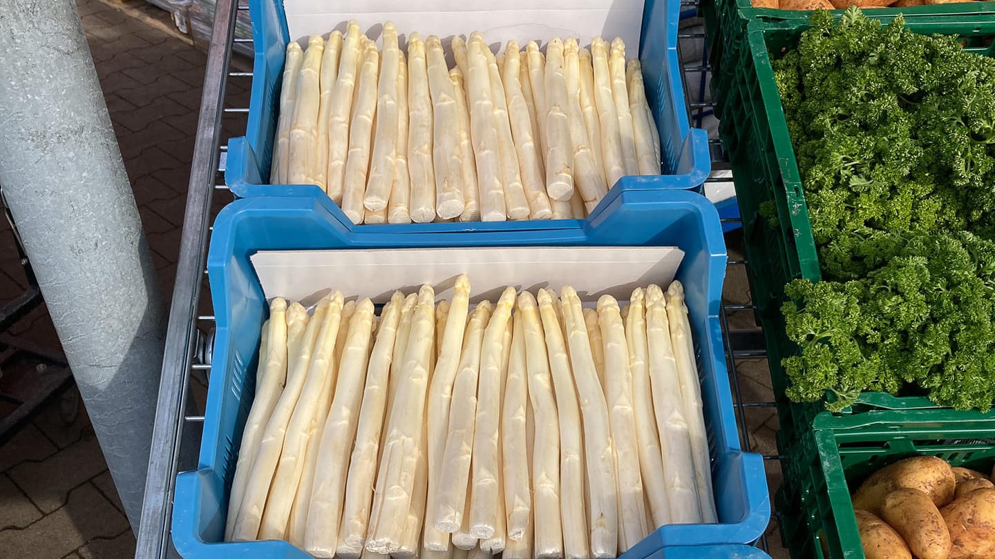 Spargel in Kisten an einem Marktstand: Erst im April startet die Spargelsaison.