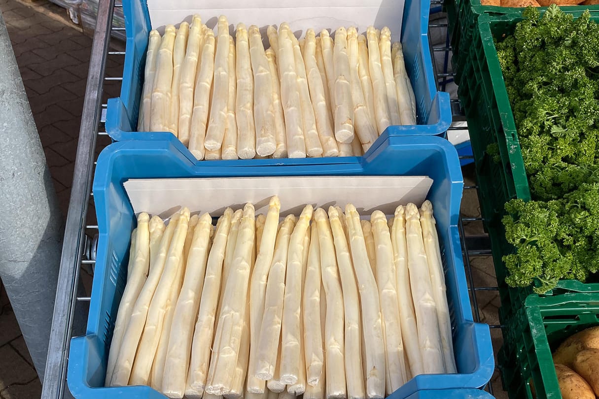 Spargel in Kisten an einem Marktstand: Erst im April startet die Spargelsaison.