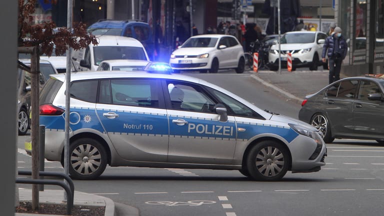 Eine Polizeistreife fährt zu einem Einsatz (Symbolbild): Nach einem schweren Raub fahndet die Leipziger Polizei nun öffentlich nach dem Täter.