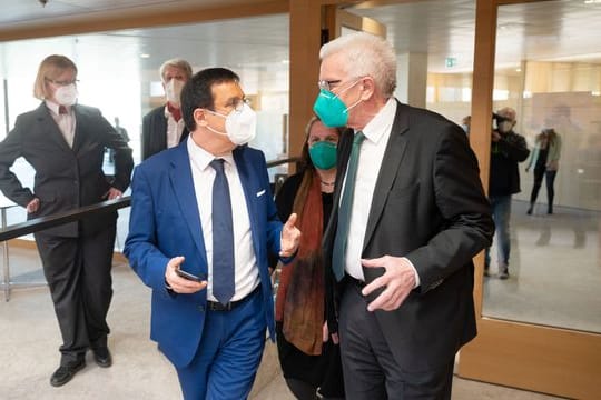 Winfried Kretschmann (Bündnis 90/Die Grünen, re.) bei der Corona-Sondersitzung des Landtags von Baden-Württemberg: Diese Sitzung musste Kretschmann spontan verlassen.