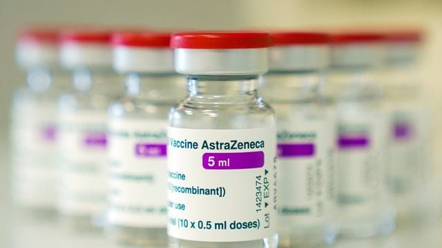 Ampullen mit dem Impfstoff des schwedisch-britischen Pharmakonzerns Astrazeneca. Ampullen mit dem Impfstoff des schwedisch-britischen Pharmakonzerns Astrazeneca.