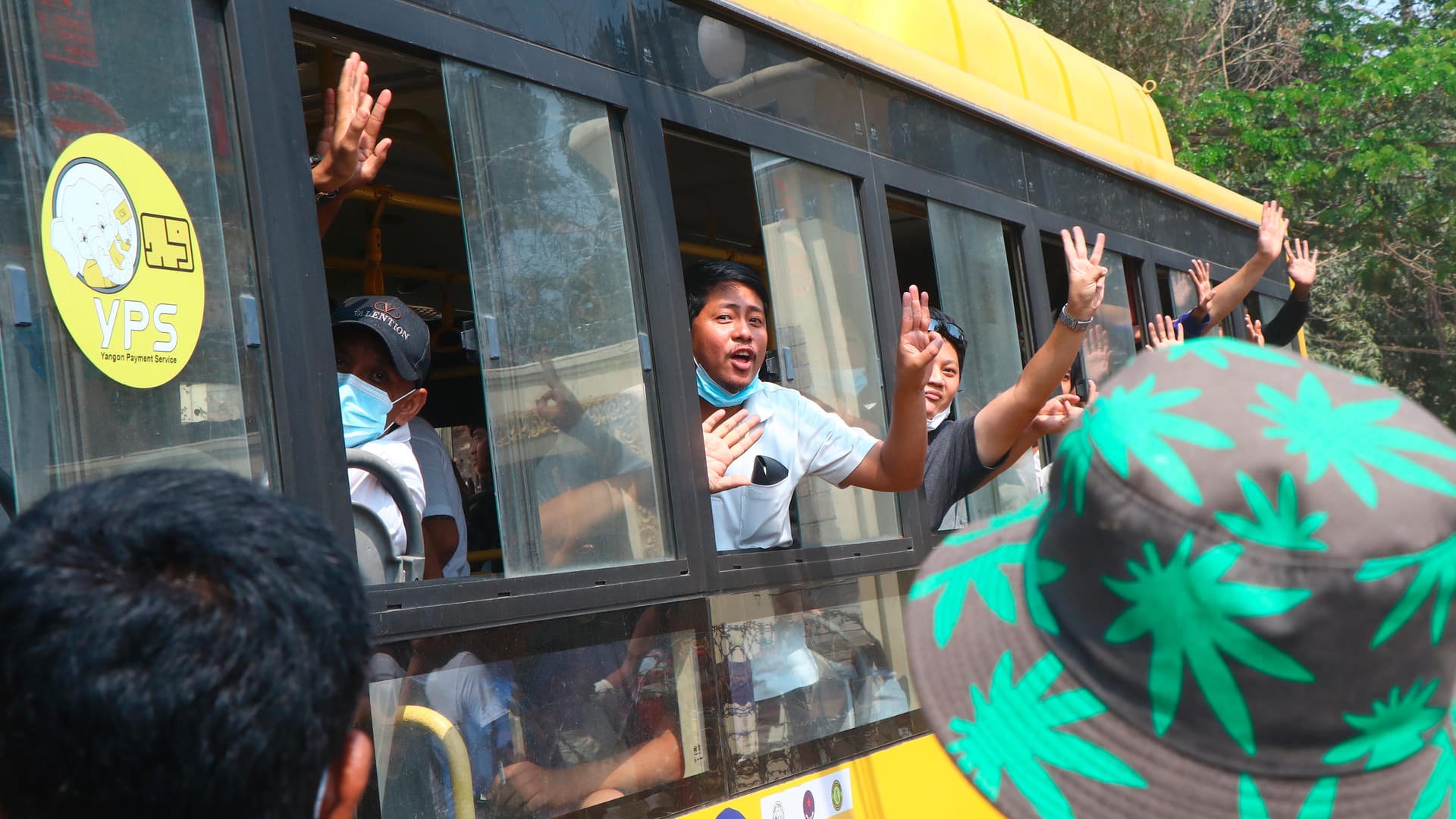 Demonstranten aus Myanmar auf dem Weg raus aus dem Gefängnis: Sie zeigen den Drei-Finger-Gruß als Zeichen des Widerstands gegen die Militärjunta.