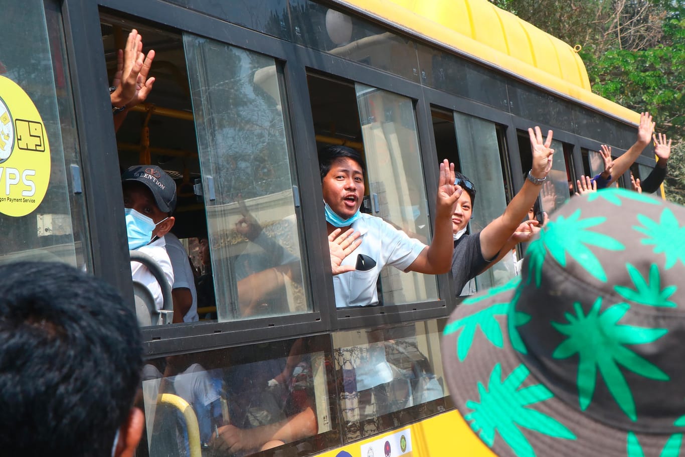 Demonstranten aus Myanmar auf dem Weg raus aus dem Gefängnis: Sie zeigen den Drei-Finger-Gruß als Zeichen des Widerstands gegen die Militärjunta.