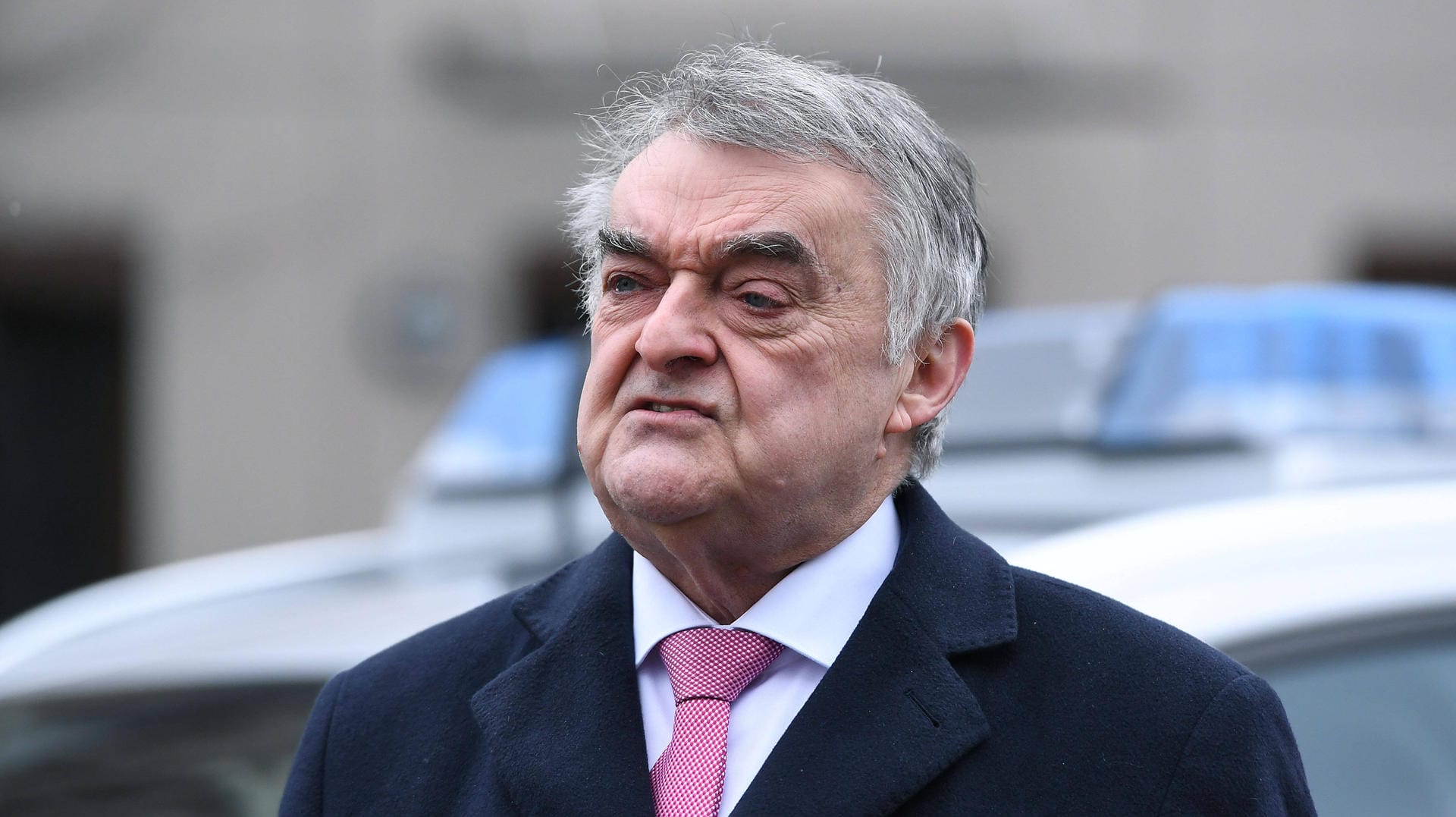 Herbert Reul (CDU) vor einem Streifenwagen (Archivfoto): Der NRW-Innenminister organisiert die Verteilung von Corona-Tests an Schulen und findet, dass die Auslieferung parallel an rund 6.200 Adressen im Land eine enorme Herausforderung darstelle. Herbert Reul (CDU) vor einem Streifenwagen (Archivfoto): Der NRW-Innenminister organisiert die Verteilung von Corona-Tests an Schulen und findet, dass die Auslieferung parallel an rund 6.200 Adressen im Land eine enorme Herausforderung darstelle.