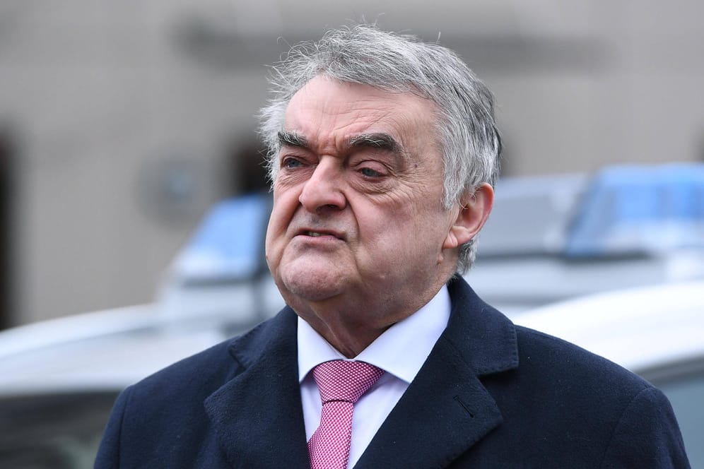 Herbert Reul (CDU) vor einem Streifenwagen (Archivfoto): Der NRW-Innenminister organisiert die Verteilung von Corona-Tests an Schulen und findet, dass die Auslieferung parallel an rund 6.200 Adressen im Land eine enorme Herausforderung darstelle.