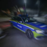 Ein Polizeiwagen (Symbolbild): In Dortmund haben Partygäste die Polizei angegriffen.