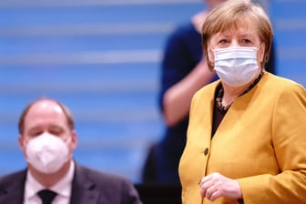Angela Merkel bei einer Kabinettssitzung am Mittwoch: Die Kanzlerin hat bei der umstrittenen Corona-Osterruhe einen Rückzieher gemacht.