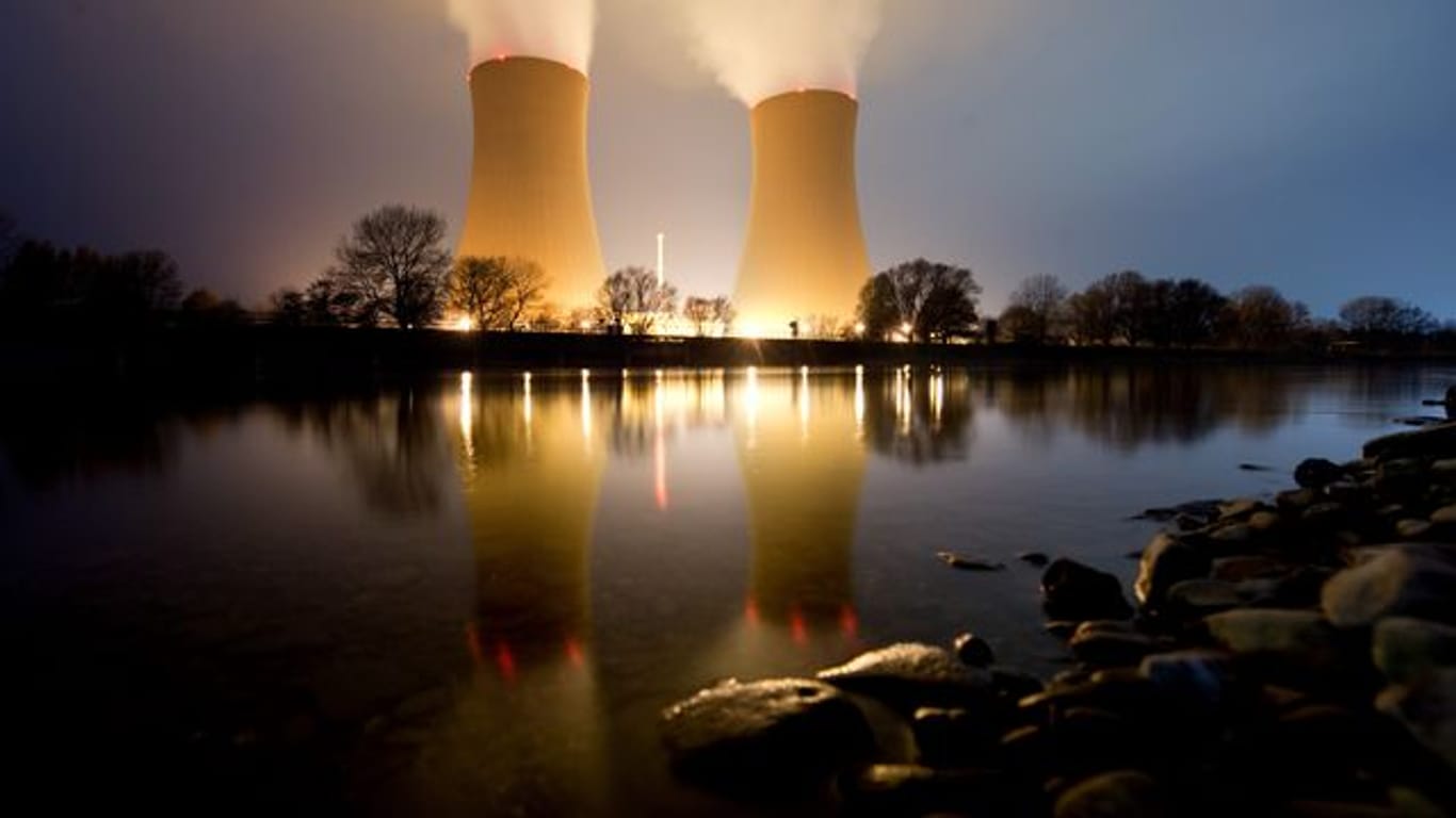 Wasserdampf steigt aus den Kühltürmen vom Kernkraftwerk Grohnde in Niedersachsen auf.
