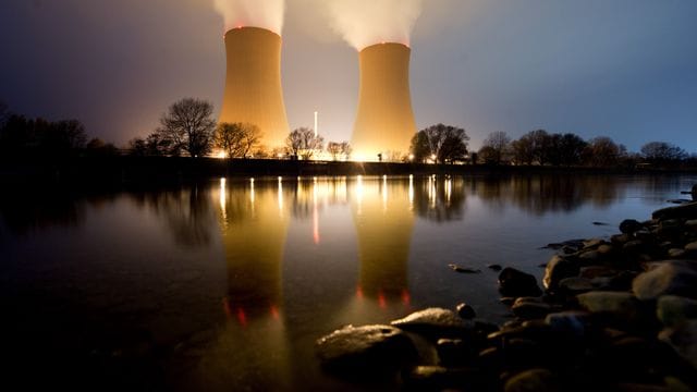 Wasserdampf steigt aus den Kühltürmen vom Kernkraftwerk Grohnde in Niedersachsen auf. Wasserdampf steigt aus den Kühltürmen vom Kernkraftwerk Grohnde in Niedersachsen auf.