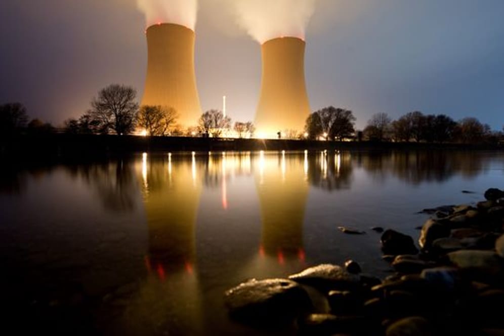 Wasserdampf steigt aus den Kühltürmen vom Kernkraftwerk Grohnde in Niedersachsen auf.
