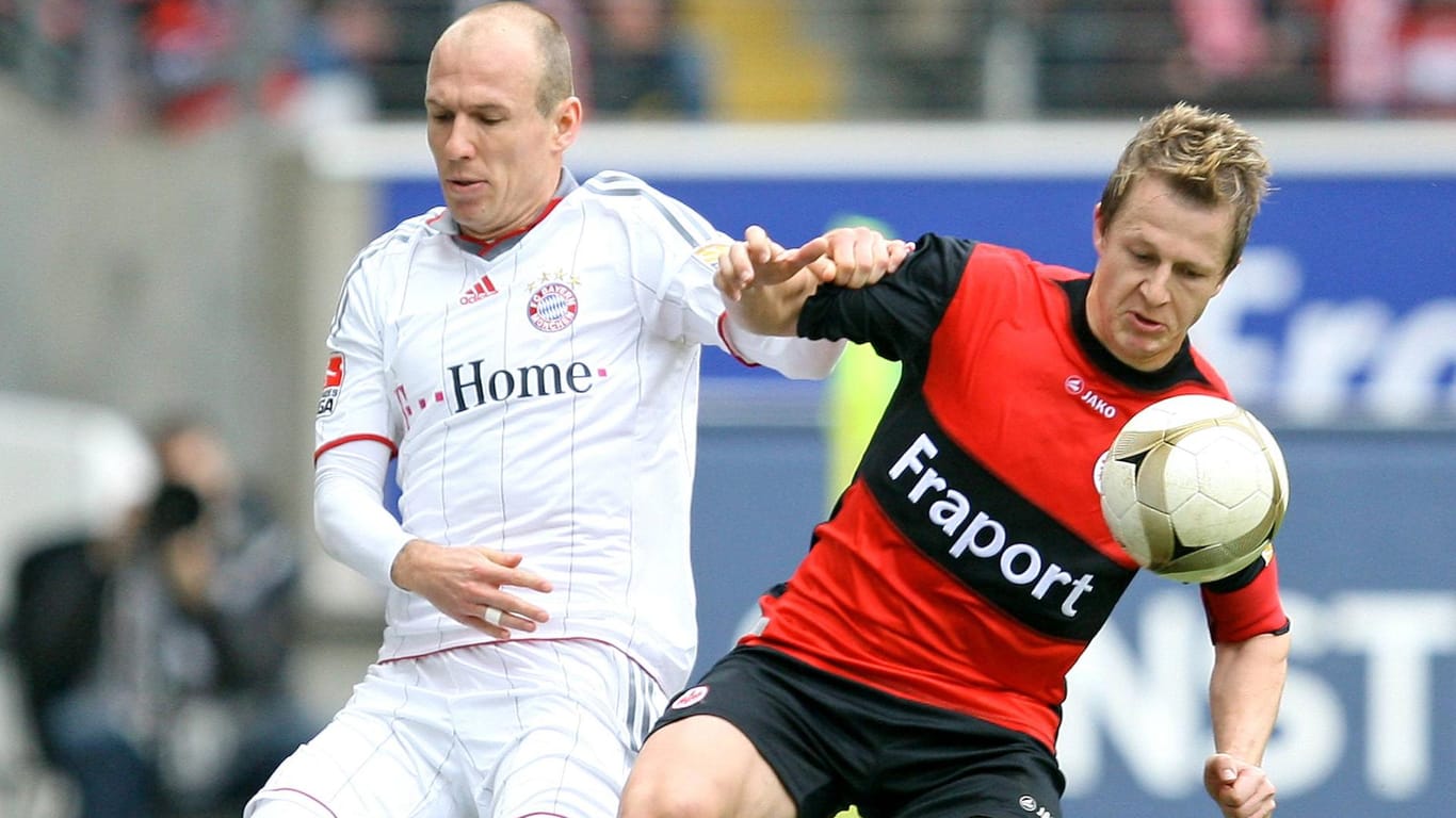 Christoph Spycher im Trikot der Eintracht (r.) im Duell mit Arjen Robben: Der Außenverteidiger war in Frankfurt lange Stammspieler.
