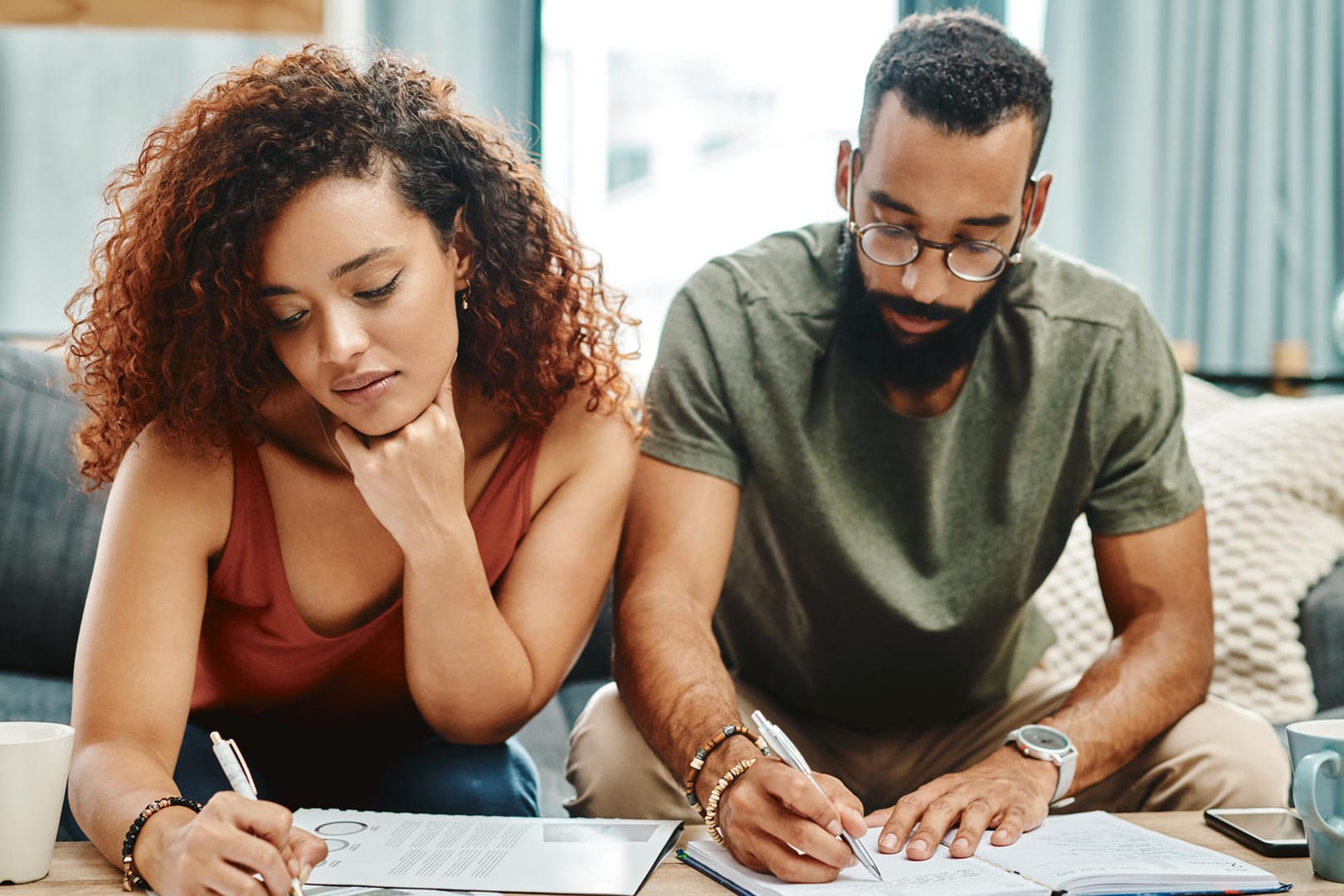 Ein Paar plant seine Finanzen (Symbolbild): Frauen und Männer ticken beim Geldanlegen unterschiedlich. Ein Paar plant seine Finanzen (Symbolbild): Frauen und Männer ticken beim Geldanlegen unterschiedlich.