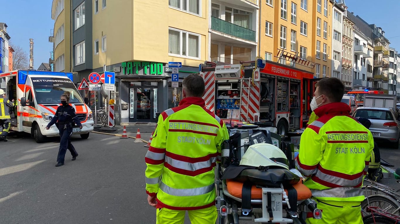 Einsatzkräfte vor Ort: In Köln hat es ein Feuer in einem Dachgeschoss gegeben
