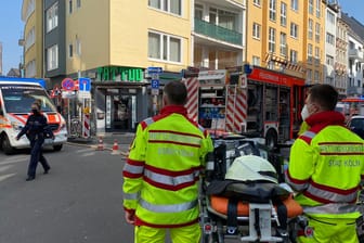 Einsatzkräfte vor Ort: In Köln hat es ein Feuer in einem Dachgeschoss gegeben