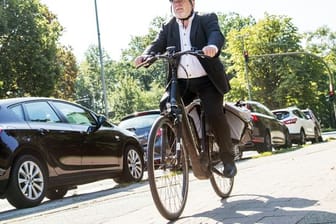 Mit elektrischem Rückenwind: Besser nur mit Helm und nach ausführlicher Einweisung mit dem E-Bike durchstarten.