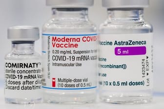 Fläschchen der Corona-Impfstoffe von Pfizer-BionTech (l-r), Moderna und Astrazeneca.