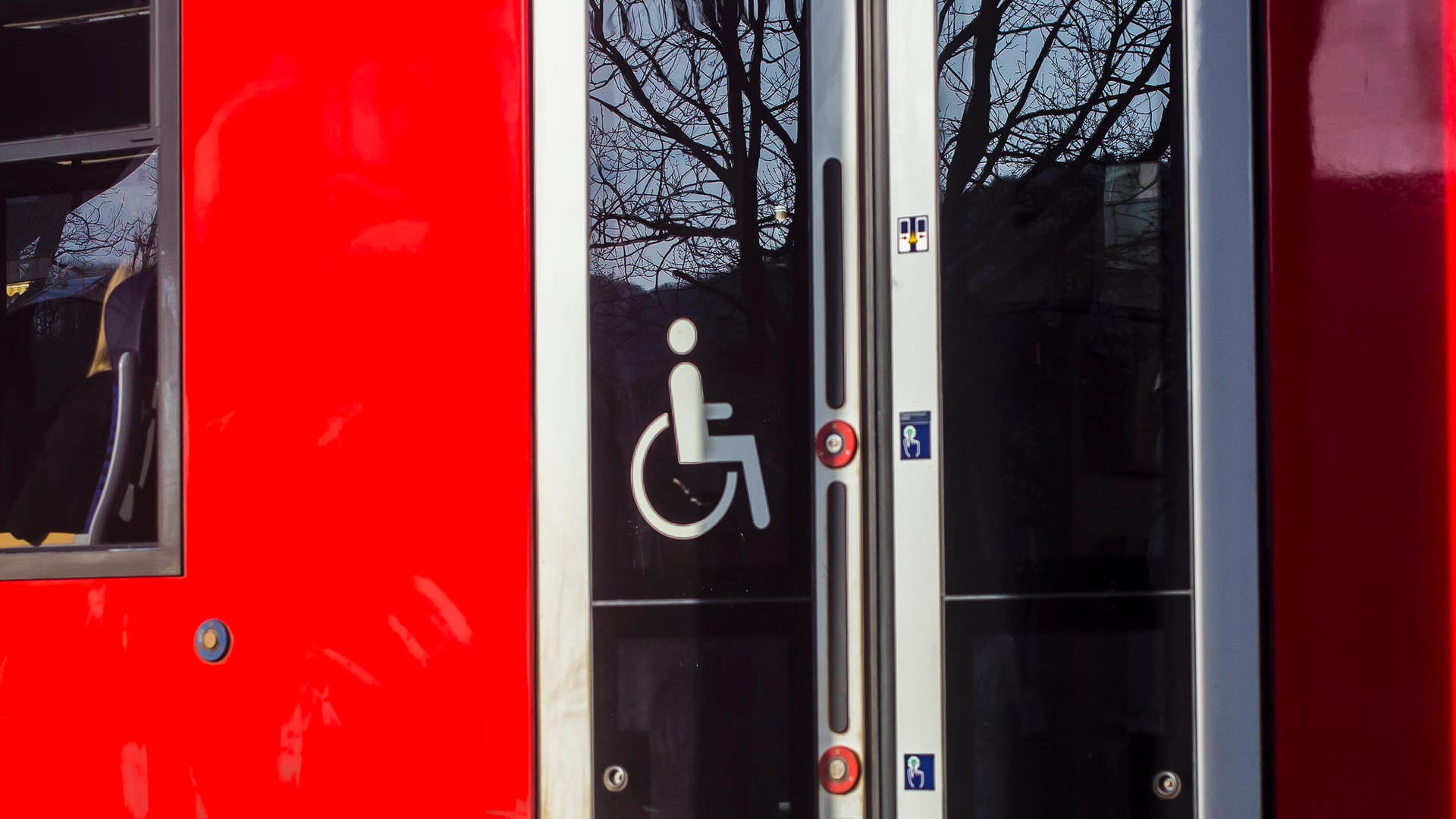 Ein Zug mit Rollstuhlfahrer-Symbol in Köln (Symbolbild): Auch die Ansprache behinderter Menschen kommt in dem neuen Kölner Leitfaden zur Sprache, an dem sich unsere Autorin stört.