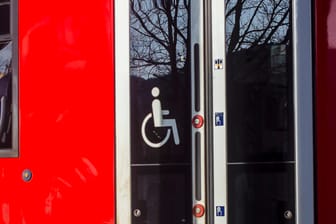 Ein Zug mit Rollstuhlfahrer-Symbol in Köln (Symbolbild): Auch die Ansprache behinderter Menschen kommt in dem neuen Kölner Leitfaden zur Sprache, an dem sich unsere Autorin stört.