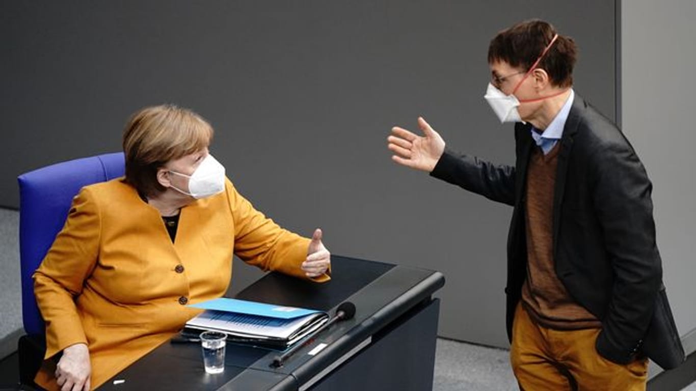 Bundeskanzlerin Angela Merkel (CDU) diskutiert mit SPD-Gesundheitsexperte Karl Lauterbach.