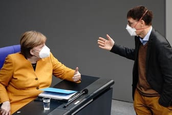 Bundeskanzlerin Angela Merkel (CDU) diskutiert mit SPD-Gesundheitsexperte Karl Lauterbach.