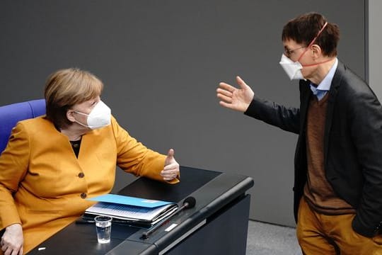 Bundeskanzlerin Angela Merkel (CDU) diskutiert mit SPD-Gesundheitsexperte Karl Lauterbach.