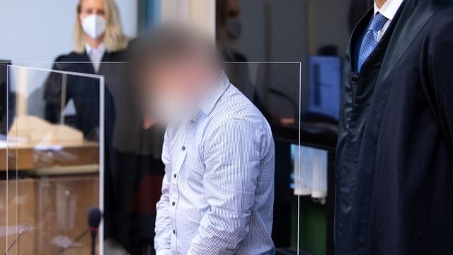 Der wegen Mordes verurteilte 35-Jährige steht im Landgericht im Gerichtssaal (Archivbild): Er will das Urteil anfechten. Der wegen Mordes verurteilte 35-Jährige steht im Landgericht im Gerichtssaal (Archivbild): Er will das Urteil anfechten.