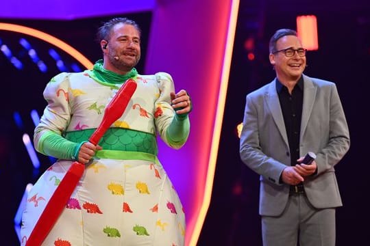 Der Sänger Sasha (l) im Dino-Kostüm dem Moderator Matthias Opdenhövel.