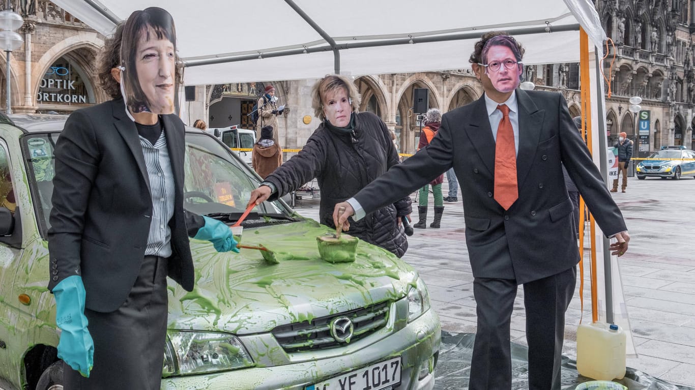 Protest in München: Das Aktionsbündnis "noIAA" wirft VDA-Präsidentin Hildegard Müller, BMW-Großaktionärin Susanne Klatten und CSU-Bundesverkehrsminister Andreas Scheuer vor, die Messe grün färben zu wollen.