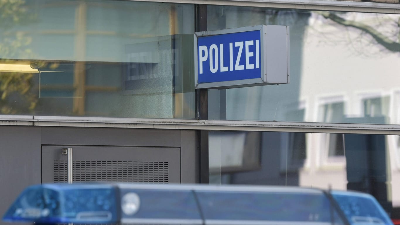 Foto eines Polizeireviers (Symbolbild): Die Polizei Köln sucht nach einem Mann, der sich für sexuelle Handlungen mit einer angeblich Minderjährigen verabredet haben soll.