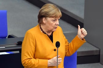 Kanzlerin Angela Merkel: Bei einer Fragestunde im Bundestag erklärte sie den Rückzieher bei den Oster-Ruhetagen.