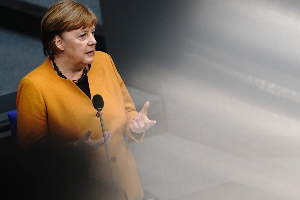 Angela Merkel im Bundestag: Büßergewand in dunkelgelb.