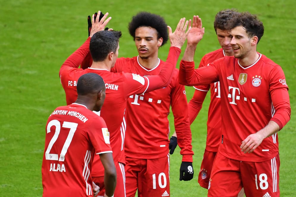 Jubel bei den Bayern: Die Spieler um Leroy Sané (Nr. 10) und Leon Goretzka (r.) freuen sich über den Sieg gegen den VfB Stuttgart am vergangenen Spieltag.