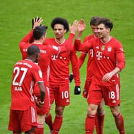 Jubel bei den Bayern: Die Spieler um Leroy Sané (Nr. 10) und Leon Goretzka (r.) freuen sich über den Sieg gegen den VfB Stuttgart am vergangenen Spieltag.