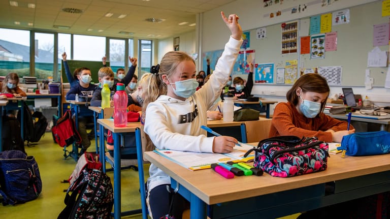Schüler in Lichterfelde: Kaum sind Schulen und Kitas wieder geöffnet, steigen auch die Corona-Infektionszahlen wieder an.