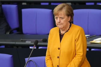 Kanzlerin Merkel spricht im Bundestag: Ihr Rückzieher beim Thema Osterruhe löst weitere Unsicherheit in der Bevölkerung aus.