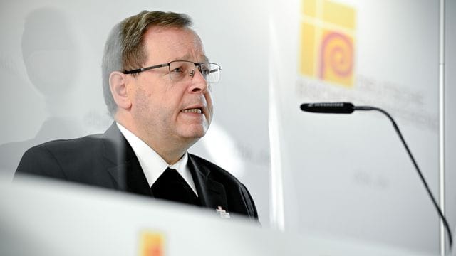 Georg Bätzing kritisiert das Segnungsverbot des Vatikans für homosexuelle Paare. Georg Bätzing kritisiert das Segnungsverbot des Vatikans für homosexuelle Paare.