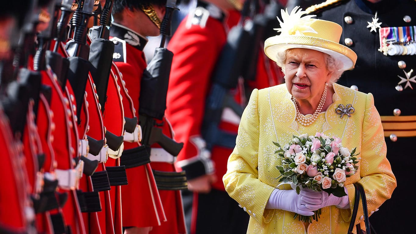 Queen Elizabeth II.: Ein Bombenfund im Holyrood Palace in Schottland sorgte für Unruhe am Dienstagabend. Queen Elizabeth II.: Ein Bombenfund im Holyrood Palace in Schottland sorgte für Unruhe am Dienstagabend.
