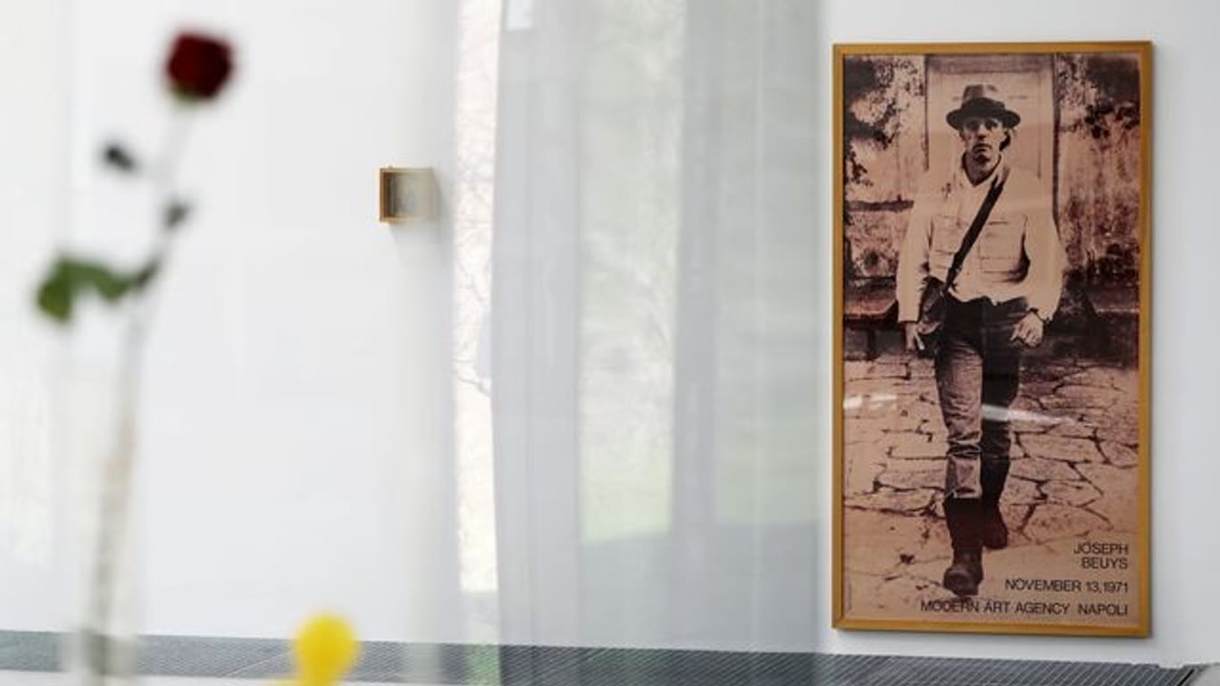 Das Bild "La rivoluzione siamo Noi", das Joseph Beuys zeigt, hängt hinter Vitrinen an der Wand: Die Schauen in Wuppertal und Düsseldorf wollen kurz vor Beginn einer möglichen Notbremse öffnen.