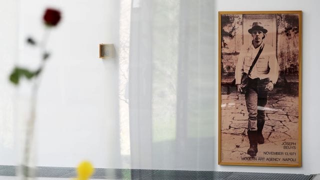 Das Bild "La rivoluzione siamo Noi", das Joseph Beuys zeigt, hängt hinter Vitrinen an der Wand: Die Schauen in Wuppertal und Düsseldorf wollen kurz vor Beginn einer möglichen Notbremse öffnen. Das Bild "La rivoluzione siamo Noi", das Joseph Beuys zeigt, hängt hinter Vitrinen an der Wand: Die Schauen in Wuppertal und Düsseldorf wollen kurz vor Beginn einer möglichen Notbremse öffnen.