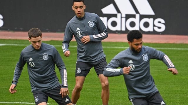 Florian Wirtz (l) und Jamal Musiala beim Training mit der Nationalmannschaft. Florian Wirtz (l) und Jamal Musiala beim Training mit der Nationalmannschaft.