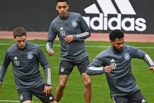 Florian Wirtz (l) und Jamal Musiala beim Training mit der Nationalmannschaft.